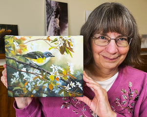 Tableau original de Gisèle Benoit peintre animalière et naturaliste, huile sur toile, scène de la faune canadienne, galerie d’art, Centre Monique et Gisèle Benoit, Sainte-Anne-des-Monts, Gaspésie, art animalier, musée, exposition, peintures, cadres. Viréo à tête bleue , oiseaux, scène de printemps.