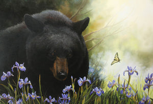 Carte de souhait sans texte, enveloppe incluse, collection de cartes des œuvres de Monique Benoit, peintre animalière et naturaliste, Centre d’art Monique et Gisèle Benoit, Sainte-Anne-des-Monts, Gaspésie, art animalier. Scène d'été, ours, fleurs sauvages, papillon tigré du Canada.