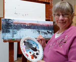 Tableau original de Gisèle Benoit peintre animalière et naturaliste, huile sur toile, scène de la faune canadienne, galerie d’art, Centre Monique et Gisèle Benoit, Sainte-Anne-des-Monts, Gaspésie, art animalier, musée, exposition, peintures, cadres. Scène d'hiver, loups, prédateurs.