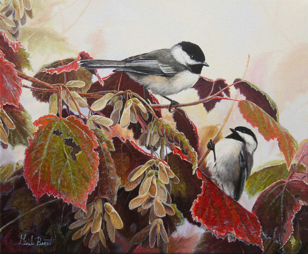 Tableau original de Gisèle Benoit peintre animalière et naturaliste, huile sur toile, scène de la faune canadienne, galerie d’art, Centre Monique et Gisèle Benoit, Sainte-Anne-des-Monts, Gaspésie, art animalier, musée, exposition, peintures, cadres.  Mésanges à tête noire, oiseau, scène d'automne.